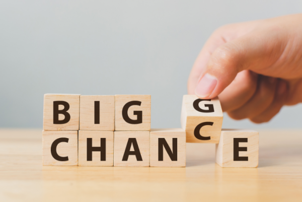 Napis big chance in big change sestavljen iz posameznih kock